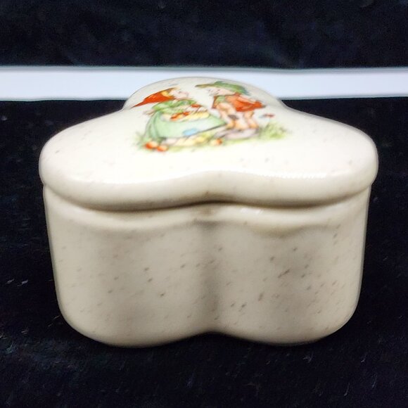 Vintage Spade Shaped Trinket Box With Cute Danish Kids VTG Enesco 3" - Picture 3 of 6